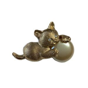 Richelieu 60s Figural Feline Cat & Ball Faux Pearl Pin